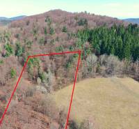 Lysá pod Makytou mezőgazdasági és erdőterületeket kínál, amelyeket piros vonal határol.