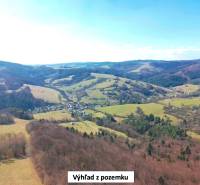 Dombok és völgyek a Lysá pod Makytou mezőgazdasági és erdős területeinek távolában.