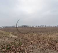 Kereskedelmi telkek a Zohor-i Ipari utcában, sík terület, közeli infrastruktúra.