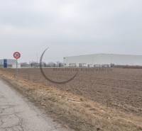Ipari utca Zohorban, kilátással a kereskedelmi telkekre és ipari épületekre.