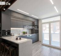 Konyha egy háromszobás lakásban, fa dekor padlóval és nagy ablakokkal.