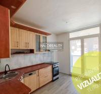 Konyha fa dekorációval és konyhabútorral egy háromszobás lakásban.