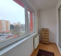 Üvegezett erkély egy 2 szobás lakásban, kilátással a poprádi lakótelepre.