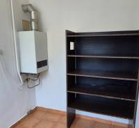 Bojler és polc a háromszobás lakásban, padlócsempével.