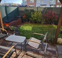 Kerti ülőhely növényekkel a Jaseňová utcai kétszobás lakás mellett, Miloslavov.