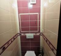 Kúpeľňa v 3-izbovom byte s farebnými obkladmi a toaletou.