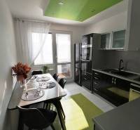 Kuchyňa v 3-izbovom byte s jedálenským stolom a svetlou podlahou.