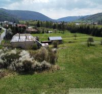 Családi ház Zubnében, hegyek panorámájával és természettel tavasszal.