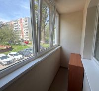 Üvegezett lodžás garzonlakás kilátással a zöldövezetre és parkolóra Pozsony-Petržalkán.