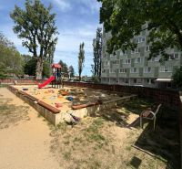 Játszótér Pozsonyban - Petržalkán, homokozóval és csúszdával a lakóház mellett.