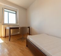 Szoba ággyal, asztallal és fa dekorációjú padlóval egy 4 szobás lakásban.