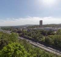Kilátás a zöldterületre és az úthálózatra a Martinengó utcai 4 szobás lakásból.