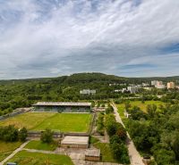 Kilátás a stadionra és a zöldterületre Pozsonyban - Dúbravkán, Poliany városrészben, tengerszint feletti magasságból.