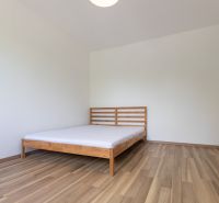 Hálószoba ággyal, fa dekoros padló, háromszobás lakásban.