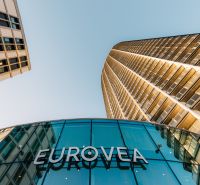 Kilátás a pozsonyi Pribinova utcában található Eurovea épületére, homlokzat és üvegkonstrukció.