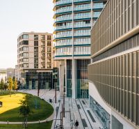 Épületek és tér kilátással a hídra Pozsony - Óvárosban.