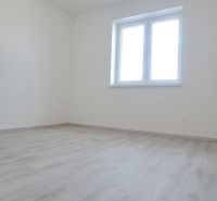 Szoba ablakkal és fa dekorációjú padlóval a családi házban.