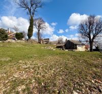 Tavaszi panoráma az utcáról Lubinában, ideális lakótelek számára.