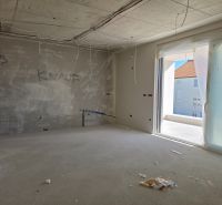 Folyamatban lévő 3 szobás lakás teraszra néző kilátással, befejezetlen falakkal és elektromos szereléssel.