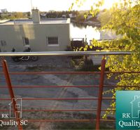 Kilátás a Napfény tavak déli részére Szencen egy családi ház privát erkélyéről.