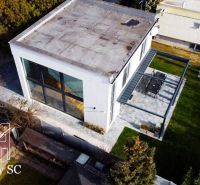 Családi ház a Szenci Napfényes tavak déli részén nagy ablakokkal és terasszal.