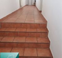 Folyosó kerámia burkolattal és lépcsővel egy családi házban.