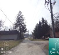 Vidéki út a Gabčíkovo Régi Kikötőjében, házakkal és fákkal szegélyezve, telkek - lakóövezet.
