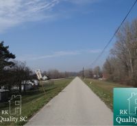 Út a Gabčíkovo régi kikötő területén, fákkal és fűvel szegélyezve, Lakóterületek.