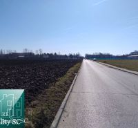 Az út a mező szélén a Napfény tavak észak utcán, Szencen.