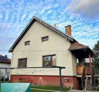 Családi ház Tureň városában, Tureň utcában, füves kerttel és ruhaszárítóval.
