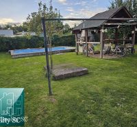 Kert Tureň városában, egy családi háznál a Tureň utcán, pavilonnal és medencével.