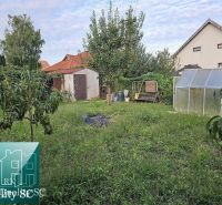 Gyümölcsfákkal és üvegházzal rendelkező kert családi ház mellett, Tureň utcában.