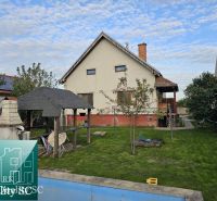 Családi ház Tureň községben, Tureň utcában, medencével és grillsütővel a kertben.