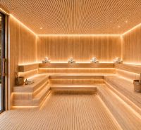 Luxusos szauna belső tér fa dekorációval és relaxációs atmoszférával a lakások építése során.