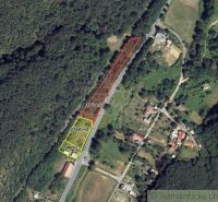 Légi felvétel a Šiatorská Bukovinka-i lakóterületekről, amelyeket erdő és természet vesz körül.