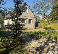 Házikó Sekulén előkerttel, fákkal és rendezett gyepfelülettel a Sekule utcán.