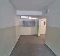 Két szobás lakás folyosója postaládákkal.