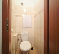 Fürdőszoba egy kétszobás lakásban csempével és WC-vel.
