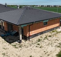Családi ház Bernolákovóban téglafalú homlokzattal és sötét tetővel.