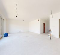 Családi ház építés alatt álló belső tere nagy ablakokkal és tágas helyiséggel.