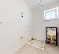 Befejezetlen fürdőszoba családi házban, előkészítéssel a telepítésekhez és ablakkal a falon.