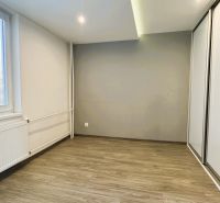 Üres szoba szekrénnyel és fa dekorációjú padlóval egy négy szobás lakásban.
