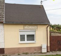 Családi ház Malackán egyszerű homlokzattal és ferde tetővel.