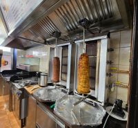 Konyha vendéglátóipari helyiségekben kebab készítésére alkalmas berendezéssel, beleértve a páraelszívót is.