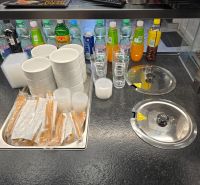 A gasztronómiai tér belső tere italokkal, poharakkal, tálakkal és evőeszközökkel, készen a tálalásra.