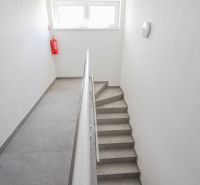 Lépcső egyszerű korláttal és ablakokkal egy 4 szobás lakásban.