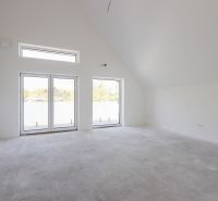 Nefurnished szoba nagy ablakokkal egy 4 szobás lakásban.