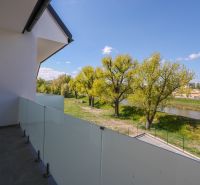 Erkély kilátással a folyóra és a zöldre a Moravanska utcánál, Banka városában.