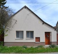 Családi ház Felsőszelibán egyszerű homlokzattal és előkerttel.