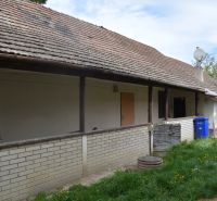 Családi ház külső része Felsőszelibén nyeregtetővel és téglaburkolattal.